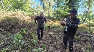 Ranger Gabriel Wern (r., daneben Dr. Harald Egidi, Leiter des Nationalparkamts Hunsrück-Hochwald) zeigt die Besonderheiten der Hangmoore im Nationalpark.