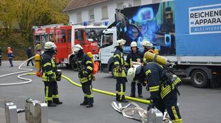 Viel Material musste bei dem Löschangriff im Rahmen der Abschlussübung aufgebaut werden.
