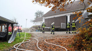 Die Feuerwehren aus Winkel, Glattbach und Seidenbuch übten auf einem Bauernhof den Ernstfall.