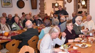 Winzermeister Walter Götzinger, hinten Mitte, kredenzte den 32 Chormitgliedern acht unterschiedliche Weinsorten.