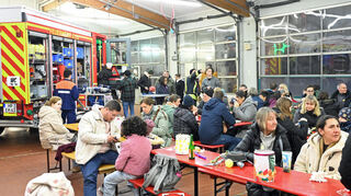 Beim Abend der offenen Tore ließen sich die Besucher unter anderem Leberkässemmeln zwischen den Fahrzeugen schmecken.