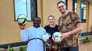 Kirsten und David Schellhaas hatten Fußbälle für die Kinder im Ibondo Education Center mitgebracht