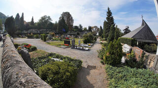 Die Freiflächen auf dem Zwingenberger Friedhof (Archivbild) sollen begrünt und bepflanzt werden. Einen entsprechenden Antrag bringt die GUD in die Stadtverordnetenversammlung ein.