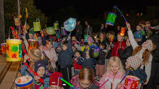 Zahlreiche Eltern, Großeletern und Geschwisterkinder und Freunde begleiteten die Kinder auf dem Laternenzug.
