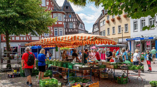 Der Bensheimer Wochenmarkt bleibt an vier Tagen ein wichtiger Bestandteil der Nahversorgung. Nun gelten neue, nach Warenart und Wochentag gestaffelte Gebühren.