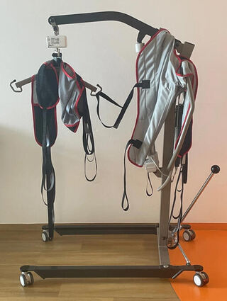 Keines der Kinder kann selbständig stehen oder laufen. Mobile Stehtrainer sollen Muskeln, Lunge und Gleichgewicht trainieren.