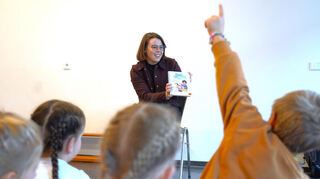 Die amtierende Deutsche Weinprinzessin Katja Simon hat trotz ihres vollen Kalenders in Zwingenberg vorgelesen.