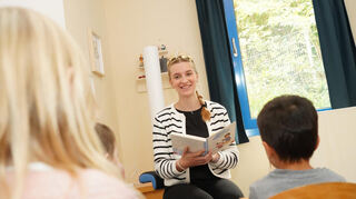 Mit Krönchen begeisterte die amtierende Bergsträßer Gebietsweinkönigin Chiara Fischer die Kinder bei der Vorlesestunde in Elmshausen.