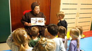 Doris Walter hat den Kindern als Fraa vun Bensem vorgelesen.