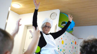 In voller Montur und mit Viel Spaß am Vorlesen begeisterte Marlies Wank die Kindergartenkinder.