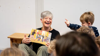 Bensheims Bürgermeisterin Christine Klein hat in der Kita in Hochstädten vorgelesen und hatte sichtlich Spaß dabei.