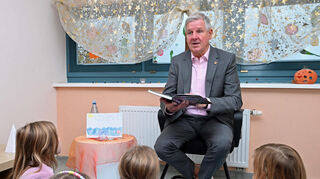 Der Einhäuser Rathauschef Helmut Glanzner war in der Kita Weschnitzwichtel als Vorlesepate zu Gast.