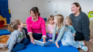 Angelika Beckenbach, Erste Kreisbeigeordnete, hat in der AWO Kita Stubenwald vorgelesen.