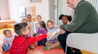 Bei der Vorlesestunde von Jürgen Kaltwasser im Liebfrauenkindergarten waren die Kinder begeistert von der Geschichte.