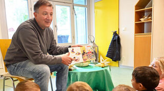 Vorlesepate Joerg Huss war in der Einhäuser Kita Friedensstraße zu Gast.