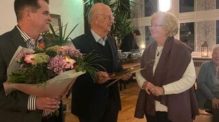 Zusammen mit Peter C. Woitge (Mitte) nahm Peter Kurfürst die Ehrung für 25-jährige Mitgliedschaft im Verein an Ruth Barbagallo vor.