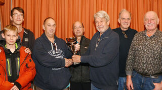 Bei der Siegerehrung stellten sich (von links) Janosch Baumann, Stefan Baumann, Thomas Moritz, Reinhold Böhm, Alfred Hogen, Heinz-Jürgen Winkler und Ewald Röder zusammen.