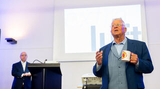 Herbert Fanese hat mit „Extraluft“ ein neues Projekt gestartet, das Schwerstkranken und ihren Angehörigen hilft. Im Paul-Schnitzer-Saal war das Interesse groß.