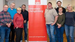 Das Bild zeigt SPD-Kandidaten für die Kommunalwahlen 2026 (v.l.): Peter Kaffenberger, Dirk Handwerg, Regina Nethe-Jaenchen, Hans-Dieter Henrich, Spitzenkandidat Daniel Unruh, Patrick Hechler, Ellen Schneider und Birgit Henrich.