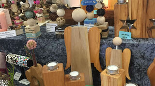 Kreatives und Vorweihnachtliches ist auch diesmal auf dem Markt zu finden.