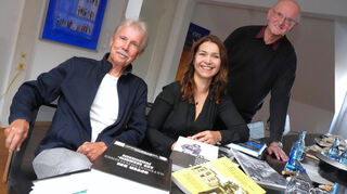 Peter Lotz (l.) und Franz Josef Schäfer, die Initiatoren der Geschichtswerkstatt an der Geschwister-Scholl-Schule, mit der promovierten Historikerin Feride Durna, die ein Forschungsprojekt über die Geschichtswerkstatt angestoßen hat.