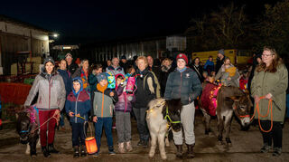 Die Sonnenkinder zogen mit Esel und Pony um ihren Begegnungshof.