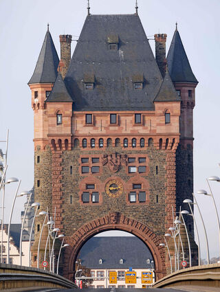 Der Nibelungenturm ist der Blickfang der Brücke.