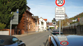 In Höhe der Evangelischen Kindertagesstätte gilt auf der B3 in Zwingenberg temporär Tempo 30.