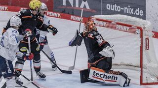 Die Adler-Spieler fanden zu selten einen Weg, Löwen-Torwart Mirko Pantkowski (r.) in Bedrängnis zu bringen