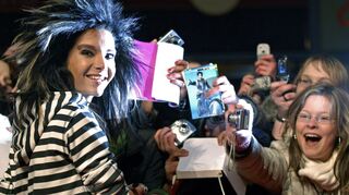 Bill Kaulitz 2007 in Berlin mit begeisterten Fans.