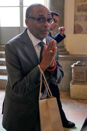 Filmregisseur Spike Lee verlässt nach einer Audienz beim Papst den Vatikan.