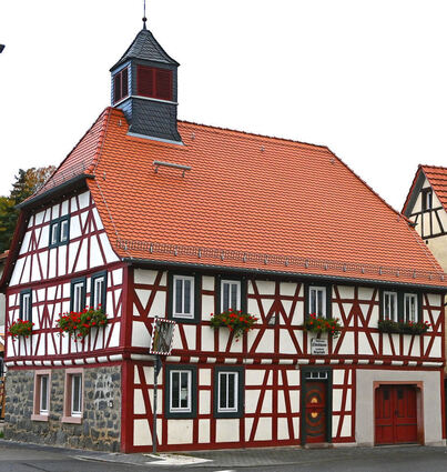 Bis zum Ende des Jahres 1971 hatten Elmshausen und Wilmshausen einen Bürgermeister. Davon kündet noch das alte Rathaus von 1777. Seit der Gebietsreform vertritt dort - wie in den anderen Ortsteilen der Gemeinde Lautertal - der Ortsbeirat die Interessen der Bürger.