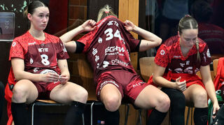 Niedergeschlagen waren nach der Niederlage gegen Rapid Bukarest nicht nur die Flames-Spielerinnen (v.l.) Lena Degenhardt, Mia Ziercke und Luisa Gürtelschmied.