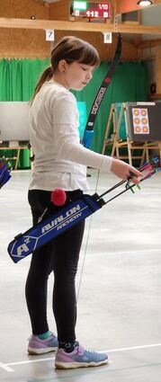 Die zehnjährige Emma Schmidt beim Auflegen eines Bogens. Sie startete erstmals in der Schüler-Klasse B und gewann, nachdem sie 60 Pfeile auf eine Distanz von 18 Metern geschossen hatte, knapp Gold.