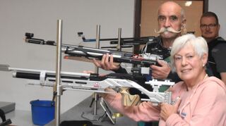 Treffsicher (von vorn): Irmgard Schwan, Bernd Hübner und Oliver Lannert.