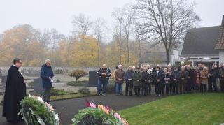 Pfarrer Michael Bartmann und Bürgermeister Helmut Glanzner hielten die Ansprachen zum Volkstrauertag auf dem Friedhof Süd.
