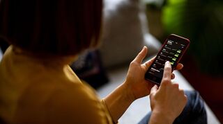 Auch die finanziellen Entscheidungen junger Menschen werden durch soziale Medien stärker beeinflusst als bei älteren Generationen. (Symbolbild)