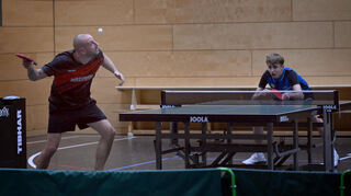 Der Lorscher Spitzenspieler Jens Kurkowski (links) setzte sich im Einzel gegen den Fehlheimer Yehor Borshchevskyi denkbar knapp 12:10 im fünften Satz durch.