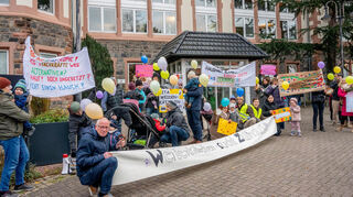 Vor dem Bensheimer Rathaus machten Eltern und Unterstützer der Kita Weidenkätzchen mit Plakaten und einer kurzen Kundgebung auf ihre Anliegen aufmerksam.