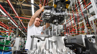 Ein Mitarbeiter montiert ein Getriebe im ZF-Werk in Friedrichshafen. Etliche Unternehmen aus baden-württembergischen Schlüsselbranchen stecken in Schwierigkeiten (Archivbild).