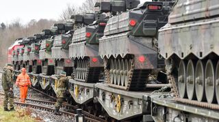 Der grenzüberschreitende Transport von schwerer Ausrüstung bereit Militärplanern oft Sorgen - die EU-Kommission will Schwierigkeiten nun angehen. (Archivbild)