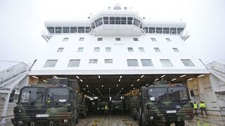 Zu Lande, zu Wasser und in der Luft: Hindernisse für grenzüberschreitende Militärtransporte sollen möglichst schnell abgebaut werden. (Archivbild)