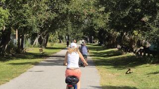 Der Pinellas Trail (hier in Dunedin) ist ein top Wander- und Radweg, auf dem sich die Region aktiv erkunden lässt.