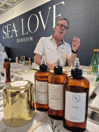 Erik Feus bietet in seinem Geschäft „Sea Love“ in Dunedin an, Duftkerzen selbst zu kreieren und zu gießen. Die Duftmischung kann mich sich selbst zusammenstellen.