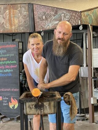 Im Morean Glass Studio in St. Petersburg hilft Harry Boux den Gästen, ihre Glaskunstwerke zu formen.