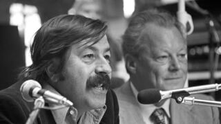 <p>Günter Grass (l.) am 4. September 1976 neben dem SPD-Vorsitzenden Willy Brandt auf einer Wahlkampfveranstaltung.</p>