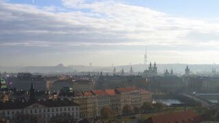 <p>Morgendlicher Blick vom Hradschin aus auf das noch vom Nebel verhangene Zentrum Prags mit der Karlsbrücke und den Türmen der Teynkirche am zentralen Marktplatz "Altstädter Ring".</p>