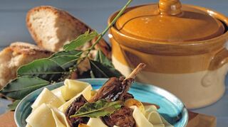 <p>Geschmorter Hase auf breiten Bandnudeln - ein Gedicht.</p>