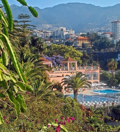 <p>Insel des ewigen Frühlings: Auch Madeiras Hauptstadt Funchal präsentiert sich in einem grünen Kleid. </p>