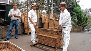 <p>Und von Monte aus lenken souverän wirkende Herren die Korbschlitten hinab ins Tal, hinein in Inselmetropole.</p>